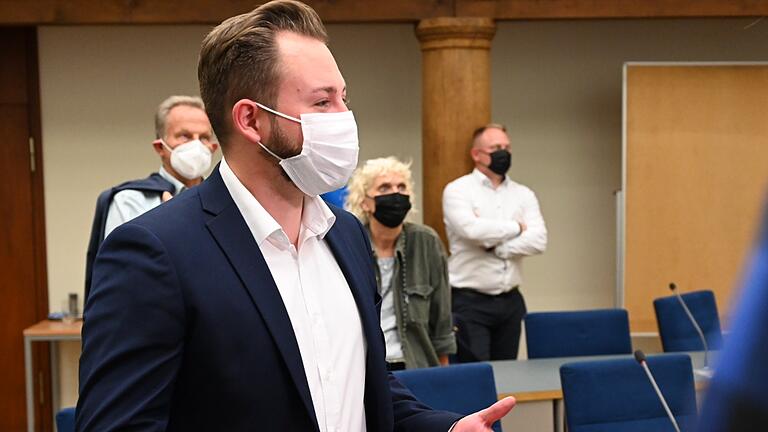 SPD-Direktkandidat Markus Hümpfer wusste am Wahlabend im Schweinfurter Rathaus noch nicht, ob es für den Bundestag reicht. Am Montag erhielt er die Bestätigung und reiste noch am gleichen Tag zum ersten Termin nach Berlin. SPD-Direktkandidat Markus Hümpfer wusste am Wahlabend im Schweinfurter Rathaus noch nicht, ob es für den Bundestag reicht. Am Montag erhielt er die Bestätigung und reiste noch am gleichen Tag zum ersten Termin nach Berlin.
