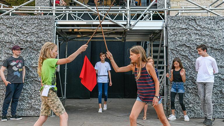 Auch wenn die jugendlichen Darsteller statt mit dem Degen nur Holzstöcken agieren, muss jede Bewegung der komplizierten Fechchoreografie immer wieder geübt werden. Im Bild proben Marie Plüger alias Luisa Pulodi und Celian Gronert in der Rolle des jungen Zorro. Auch wenn die jugendlichen Darsteller statt mit dem Degen nur Holzstöcken agieren, muss jede Bewegung der komplizierten Fechchoreografie immer wieder geübt werden. Im Bild proben Marie Plüger alias Luisa Pulodi und Celian Gronert in der Rolle des jungen Zorro. 