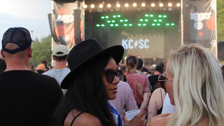 Party-Stimmung beim Heroes Festival 2023: Zum fünften Mal zog es Tausende Hip-Hop- und Deutschrap-Fans zum Autohof Strohofer in Geiselwind.