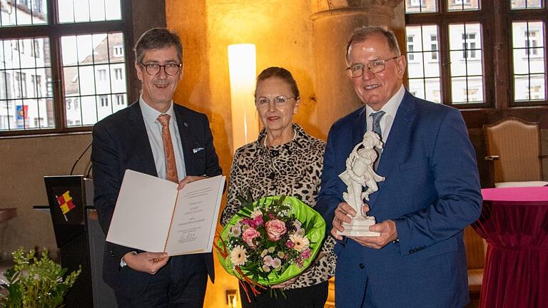 Hohe Auszeichnung im Wenzelsaal: Bezirkstagspräsident a.D. Erwin Dotzel (rechts) erhält von Oberbürgermeister Christian Schuchardt (links) den Tanzenden Schäfer. In der Mitte Isolde Dotzel.