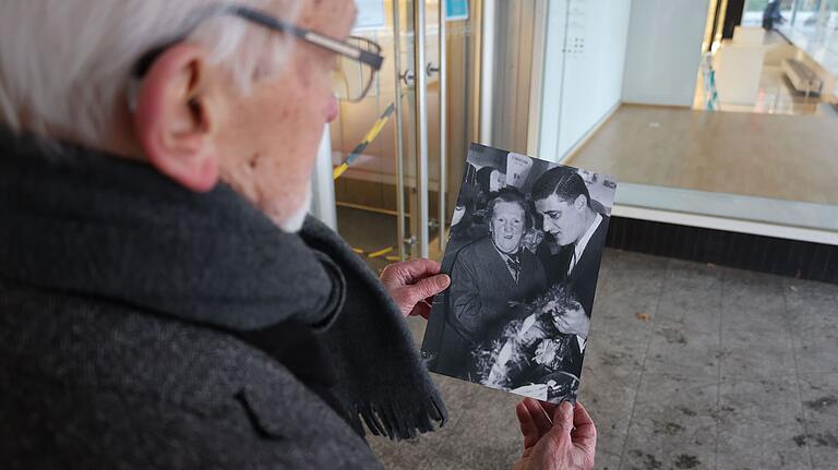 Ihren Namen kannte er leider nicht: Vor 60 Jahren hat Hans-Jürgen Runge die erste Kaufhauskundin zusammen mit dem damaligen Geschäftsleiter Hans-Hermann Hütten auf einem Foto festgehalten.