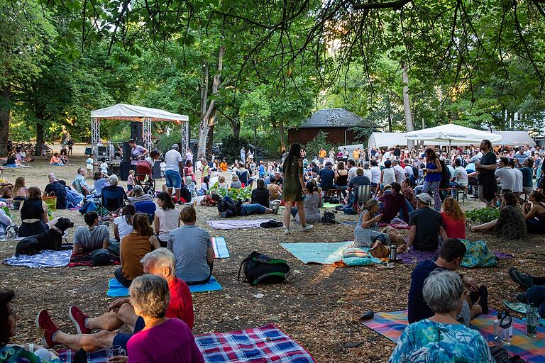 Ob auf selbst mitgebrachten Decken oder den aufgestellten Bierbänken, beim Ringparkfest findet jeder seine Platz. Ob auf selbst mitgebrachten Decken oder den aufgestellten Bierbänken, beim Ringparkfest findet jeder seine Platz.