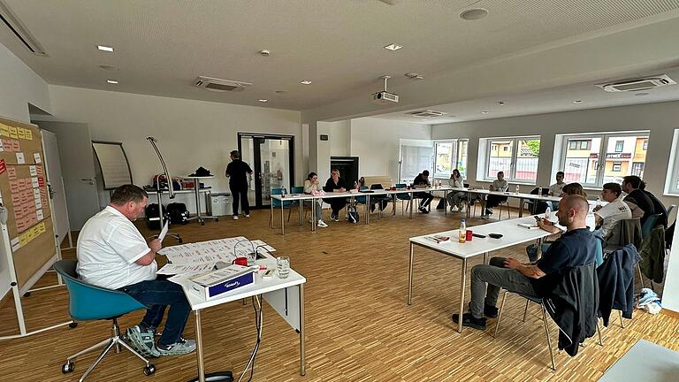 Erstmals im neuen BRK Rettungszentrum fand der San-Kurs statt. Im Vordergrund Kreisbereitschaftsleiter Bernd Roßmanith. Erstmals im neuen BRK Rettungszentrum fand der San-Kurs statt. Im Vordergrund Kreisbereitschaftsleiter Bernd Roßmanith.