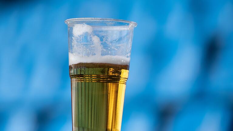 England: Alkoholkonsum bei Fußballspielen probeweise erlaubt       -  Ein Bier auf der Stadiontribüne - in England ist das seit Jahrzehnten verboten.