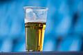 England: Alkoholkonsum bei Fußballspielen probeweise erlaubt       -  Ein Bier auf der Stadiontribüne - in England ist das seit Jahrzehnten verboten.