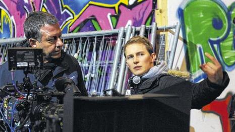 Oliver Kienle: „Es gibt doch nichts Schlimmeres als einen 'Tatort', bei dem ich das Gefühl habe, ich bin klüger als die Kommissare.“ Das Foto zeigt Kienle (rechts) am Set seines ersten „Tatort“-Films. Oliver Kienle: „Es gibt doch nichts Schlimmeres als einen 'Tatort', bei dem ich das Gefühl habe, ich bin klüger als die Kommissare.“ Das Foto zeigt Kienle (rechts) am Set seines ersten „Tatort“-Films.