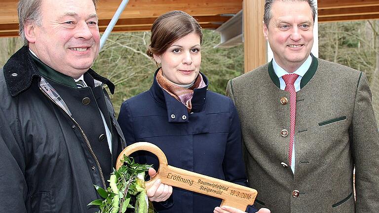 Eröffnung des Baumwipfelpfades Steigerwald am 19. März 2016 durch (von links) Bayerns Forstminister Helmut Brunner, die damalige Baumwipfelpfadleiterin Miriam Langenbucher und den Vorstandsvorsitzenden der Bayerischen Staatsforsten, Martin Neumayer.