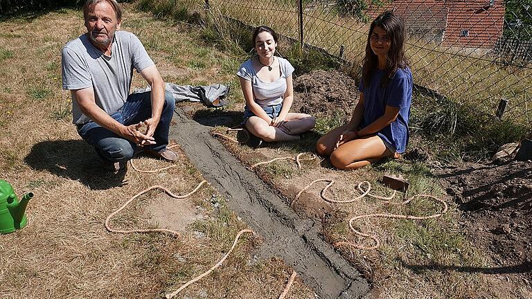 Joachim Hasslan zeigte Sarah Wehner und Lucia Kreuz eine ganz ungewöhnliche Art der bildhauerischen Arbeit. In der Erde wurde die Skulptur aus Beton angefertigt. Joachim Hasslan zeigte Sarah Wehner und Lucia Kreuz eine ganz ungewöhnliche Art der bildhauerischen Arbeit. In der Erde wurde die Skulptur aus Beton angefertigt.