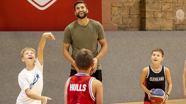 Maximilian Kleber schaute dieser Tage beim Training der U12 seines Heimatvereins, Basketball-Bundesligist s.Oliver Würzburg, vorbei. Maximilian Kleber schaute dieser Tage beim Training der U12 seines Heimatvereins, Basketball-Bundesligist s.Oliver Würzburg, vorbei.