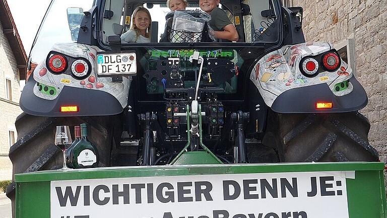 Lina, Jule und Ben Volkamer wissen genau, wo das Gemüse herkommt, das bei ihnen auf den Tisch kommt: Aus dem Gartenbaubetrieb ihrer Eltern, die ihre Erzeugnisse über einen eigenen Hofladen in Segnitz vermarkten. &bdquo;#EssenAusBayern&ldquo;, für das die BBV-Schleppertour wirbt, ist für sie also selbstverständlich.