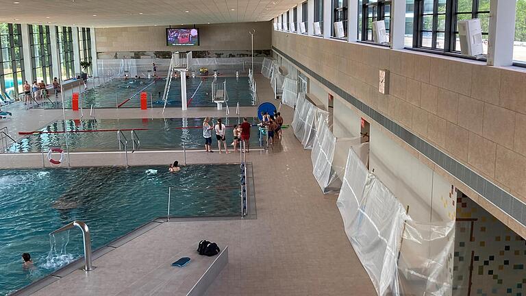 Schwimmhalle des Würzburger Nautilands mit Absperrung: Hier kamen Anfang April die Fliesen runter.&nbsp;