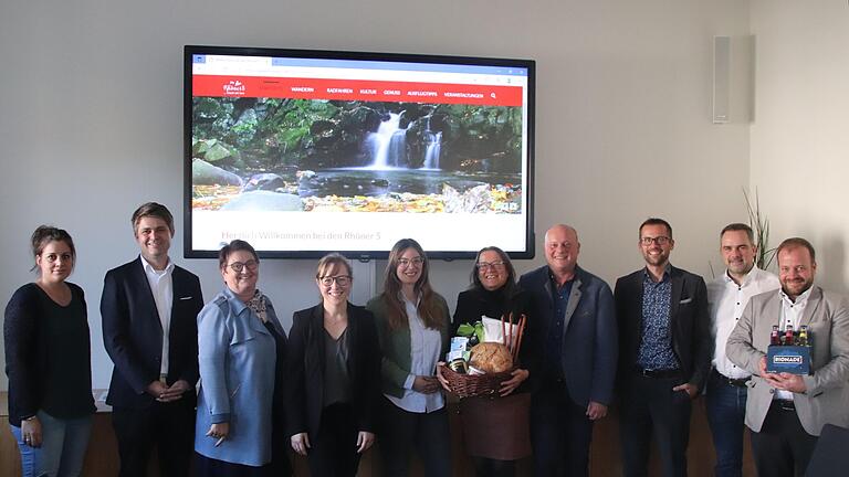 Die Vertreter der Rhöner 5 wollen den Tourismus in ihren Gemeinden voranbringen. Das Bild zeigt (von links):&nbsp; Verena Schneider (Aktives Mellrichstadt), Michael Kraus, Brigitte Proß, Kathrin Scholz, Greta Gutmann, Susanne Orf, Georg Seiffert, Björn Denner, Michael Schnupp und Steffen Malzer.&nbsp;