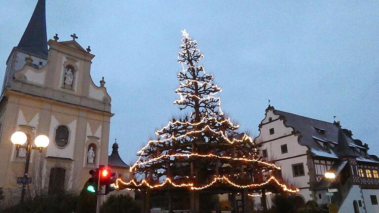 Bis Dreikönig verwandelt die illuminierte Linde das Grettstadter Dorfzentrum  mit Historischem Rathaus und Pfarrkirche in eine anheimelnde Weihnachtsstube.