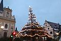 Bis Dreikönig verwandelt die illuminierte Linde das Grettstadter Dorfzentrum  mit Historischem Rathaus und Pfarrkirche in eine anheimelnde Weihnachtsstube.