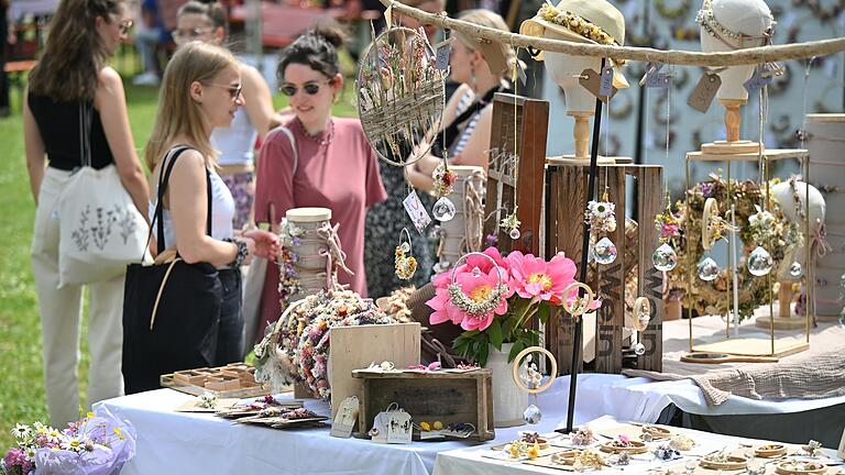 Beim 'Fair liebt Kunst'- Festival bieten junge Künstlerinnen und Designer ihre Werke an - und in Workshops können Besucherinnen und Besucher selbst aktiv werden.