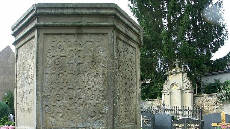 Die Friedhofskanzel wurde schon mehrfach saniert, leidet aber vermehrt unter Witterungseinflüssen. Über das weitere Vorgehen, ob sie eingehaust oder versetzt wird, will der Gemeinderat nach einem Gutachten entscheiden.