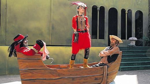 Gefangen: Tiger-Lilly im Piratenschiff von Käpt'n Hook und Smutje Smee. Gefangen: Tiger-Lilly im Piratenschiff von Käpt'n Hook und Smutje Smee.