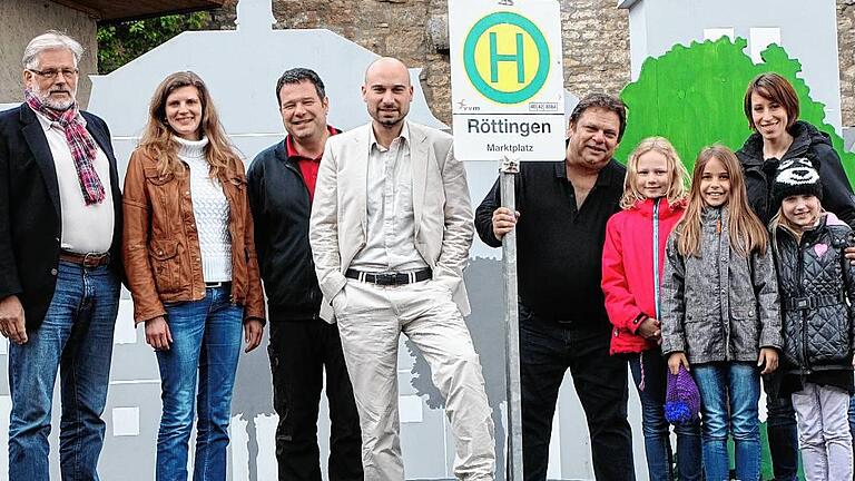 Nächster Halt Röttingen: Die Verantwortlichen für die kommende Spielzeit der Frankenfestspiele (von links): Schauspieler und Regisseur Paul Schmitzberger, die neuen Tontechnikerin Anna Harandt, technischer Leiter Udo Beil, Schauspielleiter Sascha O. Bauer, Musikdirektor Walter Lochmann sowie Schauspielerin Frederike Faust mit den Hauptdarstellerinnen des Kinder-Singspiels &bdquo;Der kleine Tag&ldquo;, Marie Hofmann, Natalie Bätz und Aaliya Scholze.