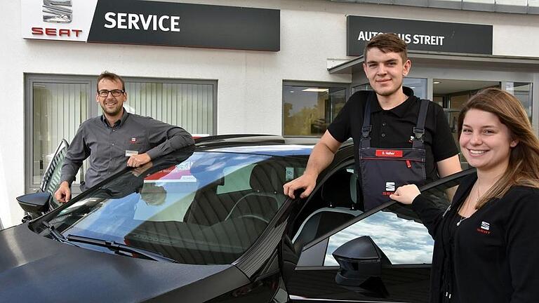 Ausbildung im Autohaus Streit       -  (tosch)   Grünes Licht gibt das Seat-Autohaus Streit in Ostheim für die qualifizierte Berufsausbildung zweier junger Menschen. Serviceleiter Christoph Fischer (li) freut sich über den Nachwuchs: Daniel Hafner (Mitte) hat das Schrauben in die Wiege gelegt bekommen. Der Vater des 18-jährigen Sondheimers hat eine eigene Werkstatt. Mit der Ausbildung zum KFZ-Mechatroniker legt der ehemalige Wirtschaftsschüler den Grundstein für seine Zukunft. Ebenso begeistert von Autos und besonders von der Marke SEAT ist Julia Gresser. Die 19-jährige Ostheimerin hat im Autohaus Streit ihre Ausbildung zur Automobilkauffrau begonnen. Nach Mittlerer Reife und einem Jahr im Steuerbüro hat sie ihre Berufung entdeckt. Die Inhaber, Rudolf und Christine Streit (nicht im Bild), sind stolz, dass sie mit Daniel und Julia zwei engagierte junge Nachwuchskräfte gefunden haben.