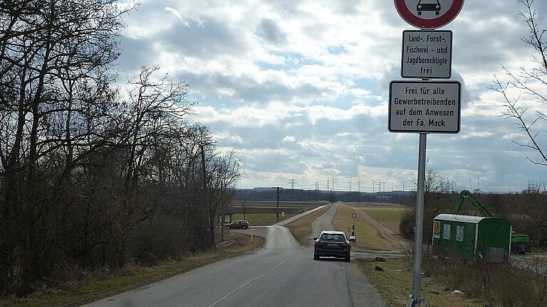 Um den Abtransport des Aushubs aus dem Main durch den eigenen Ort zu verhindern, hat die Gemeine Grafenrheinfeld den Adam-Tasch-Weg gesperrt. Er führt von der Brückenstraße zum geplanten Zwischenlagerungsplatz.