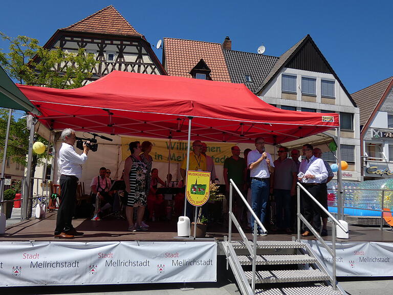 Bürgermeister Eberhard Streit begrüßte im Beisein von Stadträten und der Vorstandschaft des AM die Besucher.