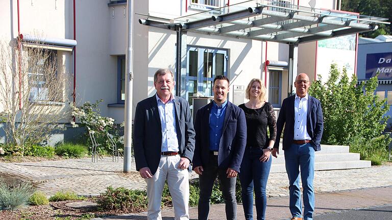 Staffelstabübergabe: Dieter Feller, sein Nachfolger Daniel Kleinheinz, Katharina Wirsing, die in der Kämmerei Aufgaben übernehmen wird, und  Bürgermeister Gerd Kleinhenz. Foto: Sebastian Schmitt       -  Staffelstabübergabe: Dieter Feller, sein Nachfolger Daniel Kleinheinz, Katharina Wirsing, die in der Kämmerei Aufgaben übernehmen wird, und  Bürgermeister Gerd Kleinhenz. Foto: Sebastian Schmitt