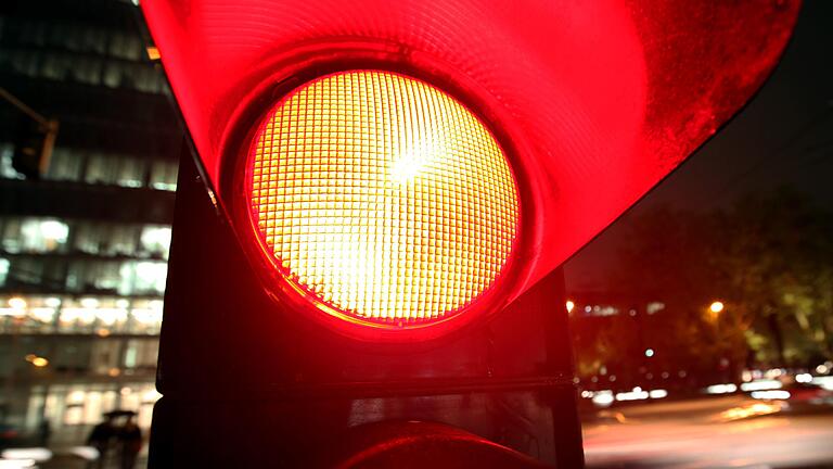 Auf Rot umgeschaltet hat die Corona-Ampel für den Landkreis Main-Spessart. Der Inzidenzwert liegt seit Mittwoch bei 50,7. Auf Rot umgeschaltet hat die Corona-Ampel für den Landkreis Main-Spessart. Der Inzidenzwert liegt seit Mittwoch bei 50,7.