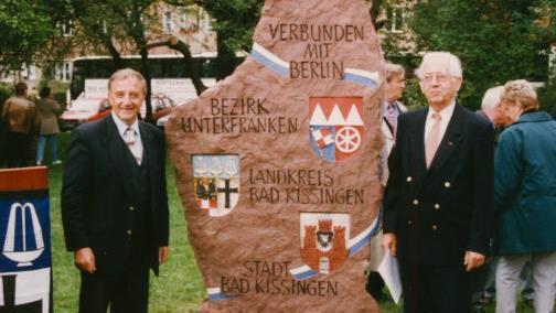 Nach der Enthüllung des fränkischen Gedenksteins in Berlin-Pankow am 5. September 2000 ließen sich Landrat Herbert Neder und Kreisheimatpfleger Werner Eberth von einem Vertreter der Bezirksverwaltung Pankow fotografieren. Das Denkmal ist mit 'Peter L. Emmert fec.' und dem Datum signiert. Foto: Archiv Werner Eberth       -  Nach der Enthüllung des fränkischen Gedenksteins in Berlin-Pankow am 5. September 2000 ließen sich Landrat Herbert Neder und Kreisheimatpfleger Werner Eberth von einem Vertreter der Bezirksverwaltung Pankow fotografieren. Das Denkmal ist mit 'Peter L. Emmert fec.' und dem Datum signiert. Foto: Archiv Werner Eberth