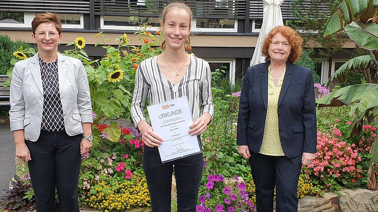 Den Preis des Fördervereins Staatliche Berufliche Schulen e. V. erhielt Kathrin Wehr&nbsp;(v.l.n.r.): Anja Böhm, Vorsitzendes des Fördervereins, Kathrin Wehr (Remlingen), Gerlinde Porzelt, Ständige Vertreterin des Schulleiters.