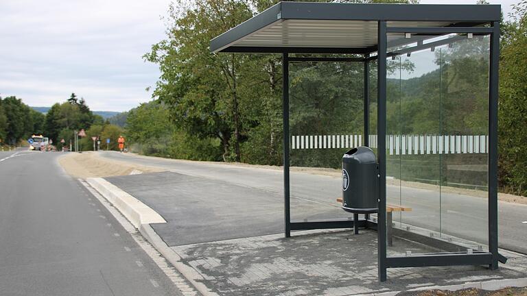 Bushaltestelle Wernarz: Damit Fahrgäste barrierefrei in den Bus einsteigen können, wurde 2020 ein so genannter Kasseler Bordstein mit einer Höhe von 16 Zentimetern und abgerundeten Kanten gebaut. Bushaltestelle Wernarz: Damit Fahrgäste barrierefrei in den Bus einsteigen können, wurde 2020 ein so genannter Kasseler Bordstein mit einer Höhe von 16 Zentimetern und abgerundeten Kanten gebaut.