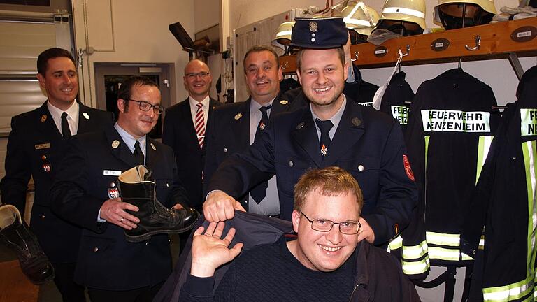 Generationenwechsel bei der Nenzenheimer Feuerwehr: Sebastian Wolf (vorne), neuer stellvertretender Kommandant, wird vom neuen Kommandanten Lukas Freyberger in die Jacke geholfen. Der scheidende Kommandant Bernhard Hirsch setzt seinem Nachfolger die Mütze auf. Mit ihnen freuen sich (hinten von links) Kreisbrandinspektor Sebastian Muth, Kreisbrandmeister Tobias Nahr und Bürgermeister Dieter Lenzer.