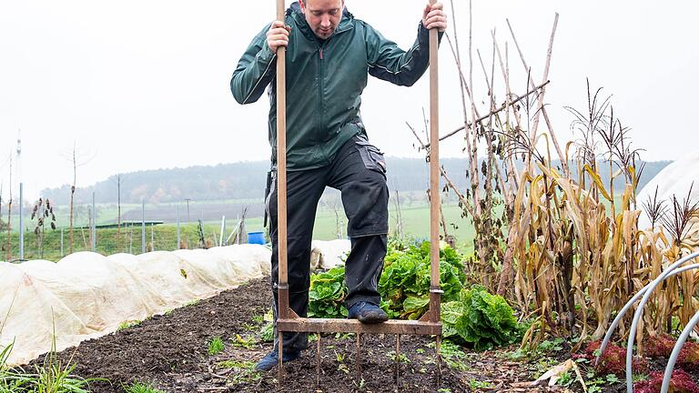 Auflockern, aber nicht umgraben: Um Luft an seine Beete zu bringen, bearbeitet Jürgen Mattis den Boden mit der&nbsp;Broadfork, sozusagen einer XL-Grabegabel.&nbsp;