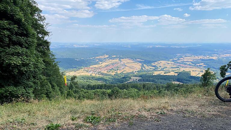 Herrlicher Blick auf die Vorrhön: Vom Startplatz der Gleitschirmflieger am Kreuzberg aus kann man die Weite im Tal gut genießen.