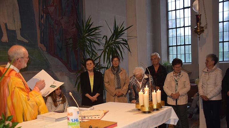 Verabschiedung langjähriger Sängerinnen und Sänger  beim Kirchenchor in Schondra       -  Verabschiedung langjähriger Sängerinnen und Sänger  beim Kirchenchor in Schondra