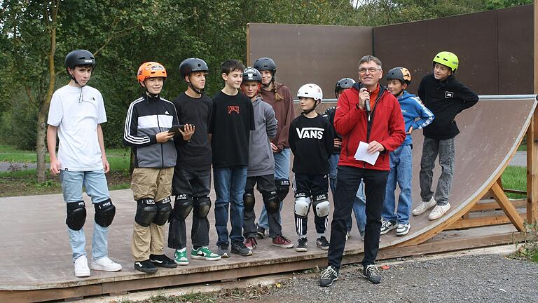 Bürgermeister Ulrich Werner und die Gruppe engagierter Jugendlicher bei der offiziellen Übergabe der neuen Halfpipe.