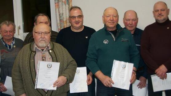 Ehrungen für langjährige Mitgliedschaft standen im Mittelpunkt des Kameradschaftsabends der Gollmuthhäuser Soldentenkameradschaft. Vorsitzender Rudi Uebelacker (von links) zeichnete aus: Werner Hesselbach, Hilmar Seiffert, Gerhard Barthelmes, Stefan Behr, Helmut Härter, Harry Eckardt, Armin Kaiser und Martin Härter. Rechts, Bezirksgeschäftsführer Stefan Wagenhäuser vom Volksbund Deutscher Kriegsgräberfürsorge. Die weiteren Geehrten sind nicht auf dem Bild.