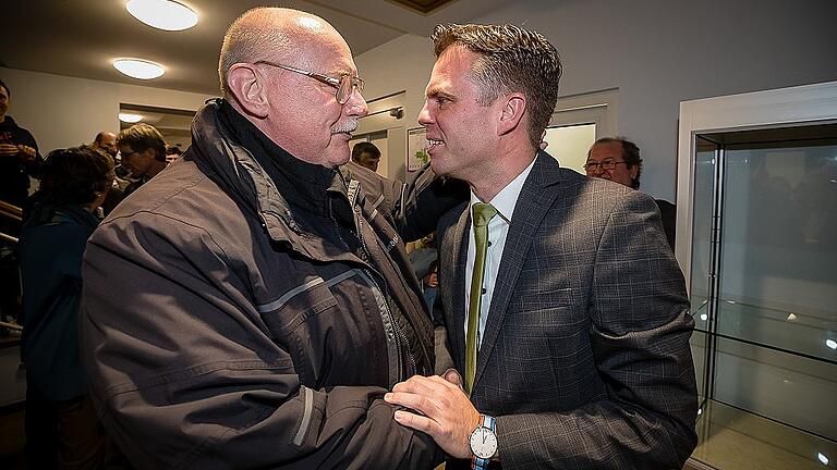 Altbürgermeister Emil Heinemann (links) beglückwünscht Wahlsieger Oliver Schulze.