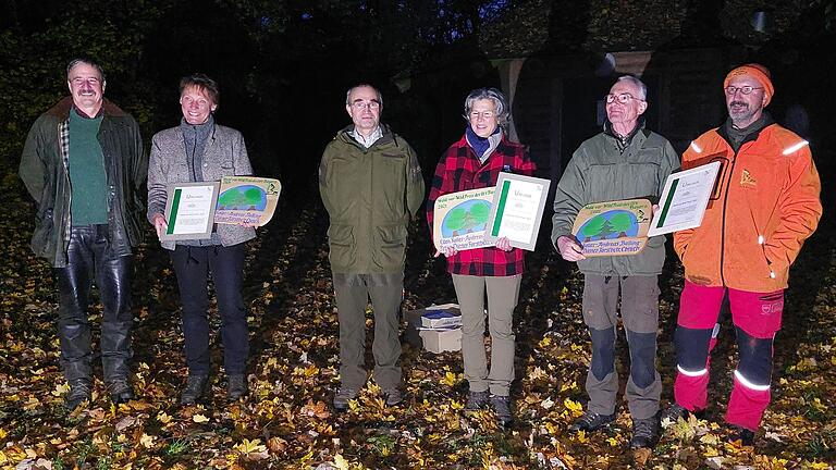 Verleihung des Wald-vor-Wild-Preises des Ökologischen Jagdvereins (ÖJV) Bayern: (von links) Ulrich Mergner, früherer Leiter des Staatlichen Forstbetriebs in Ebrach, Försterin Petra Diener, der bayerische ÖJV-Vorsitzende Wolfgang Kornder, Försterin Ellen Koller und Förster Andreas Balling sowie ÖJV-Vize Ulrich Haizinger.