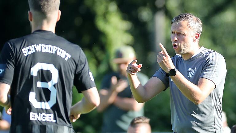 Lebt Emotionen vor: FC-05-Trainer Christan Gmünder ist fußballerisch der Arbeiter-Typ – und gibt das den Schweinfurter Spielern (hier&nbsp; Jacob Engel) weiter.