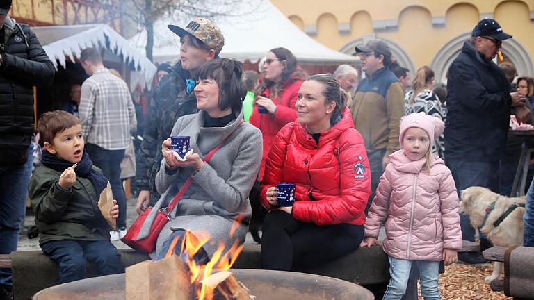 Schon am ersten von sieben Tagen zeigte das nostalgische Winterdorf in der Volkacher Altstadt seine ungeheure Anziehungskraft. Beim Startschuss am Nachmittag des Neujahrstags hatten unzählige Familien mit ihren Kindern, Einheimische und Urlauber sichtlich ihren Spaß. Der Volkacher Winterzauber mit Familienprogramm und Live-Musik geht noch bis zum 7. Januar. Programminfos unter www.volkach.de.
