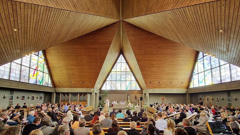 Der Innenraum der neuen katholischen Kirche Euerbach, hier bei der kürzlichen Feier der Erstkommunion, besticht durch das kreuzförmige Zeltdach mit den bunten Fensterbildern.