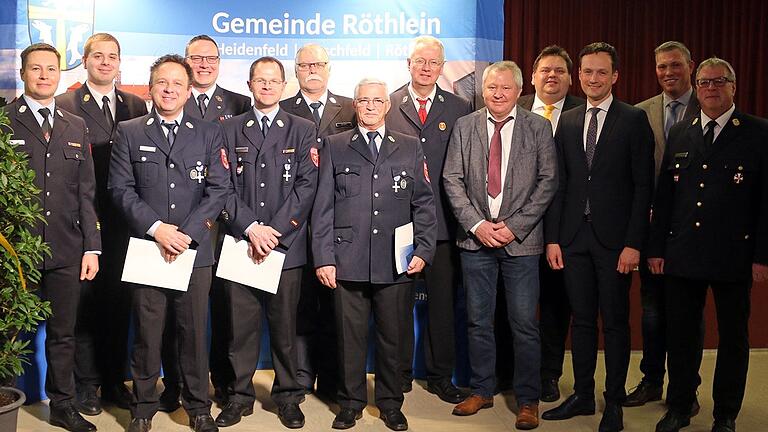 Die staatliche Ehrung der Feuerwehr mit Landrat Florian Töpper (Dritter von rechts) und Kreisbrandrat Holger Strunk (rechts).