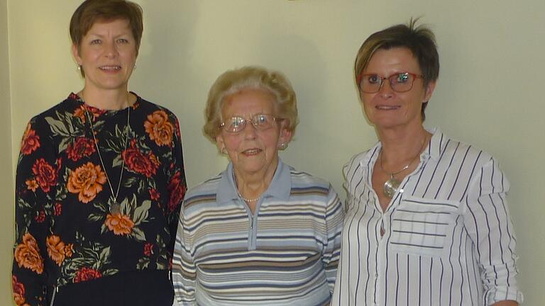 Seniorenkreisleiterin Maria Ott (Mitte) aus Wiesenfeld feierte ihren 95. Geburtstag. Sigrid Herberth (links) und Erna Höfling, Vorsitzende des Seniorenforums, gratulierten ihr.