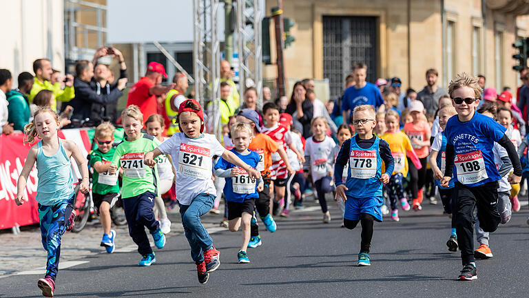 Der Schnupperlauf, der erste Lauf vom Residenzlauf mit einer Strecke von 600 Meter am 01.05.22 am Residenzplatz von Würzburg.