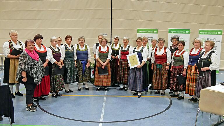 Der Würzburger Landfrauenchor des Bayerischen Bauernverbands (Kreisverband Würzburg) am Ehrenabend. Dirigentin Karin Dürr (Mitte mit der Urkunde) nahm die Ehrung entgegen.