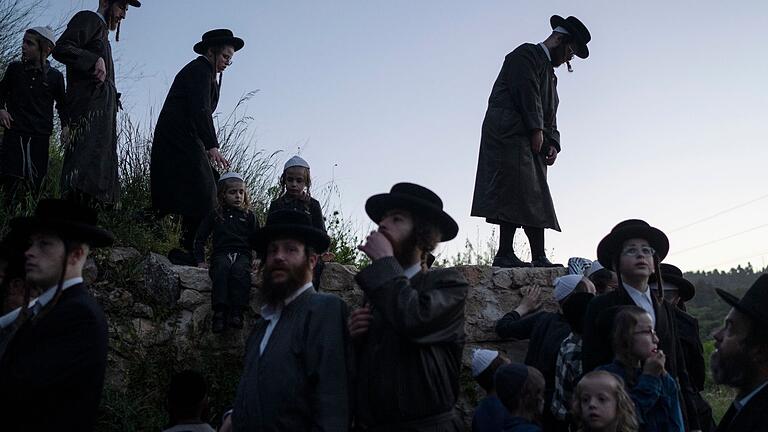 Jerusalem       -  Ultraorthodoxe jüdische Männer und Jugendliche versammeln während einer Zeremonie am Stadtrand von Jerusalem (Archivbild). Israels höchstes Gericht hat geurteilt: Die Wehrpflicht gilt auch für Ultraorthodoxe.