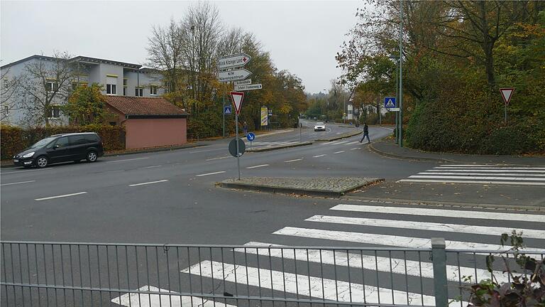 Zur Dagmar-Voßkühler-Straße gab es viele Hinweise. Von der Keltenstraße (rechts) kommend sollte ein Stopp-Schild den Verkehr bremsen, ein Bus sollte die gegenüberliegende Haltestelle nicht als Parkplatz nutzen, und ein weiterer Übergang zu den Nahversorgern (im Hintergrund) sollte eingerichtet werden. Zur Dagmar-Voßkühler-Straße gab es viele Hinweise. Von der Keltenstraße (rechts) kommend sollte ein Stopp-Schild den Verkehr bremsen, ein Bus sollte die gegenüberliegende Haltestelle nicht als Parkplatz nutzen, und ein weiterer Übergang zu den Nahversorgern (im Hintergrund) sollte eingerichtet werden.