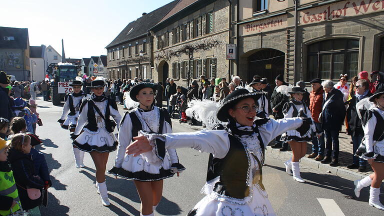 Die Garde der Bercher Mee Elf sorgte beim Faschingszug für gute Laune.