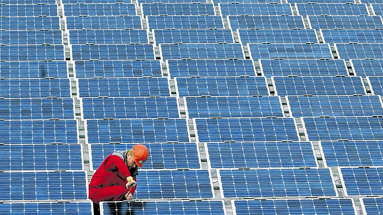 Allein auf weiter Flur: Ein Facharbeiter arbeitet an Solarmodulen. 2015 sollen in Bayern 500 000 Fachkräfte fehlen.