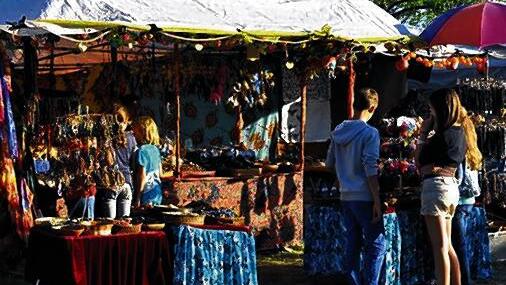 Ein bunter Bazar bietet internationale Gerichte, Dekoration, Schmuck und Kleidung. Bratwurst-, Bier-, Wein- und Cocktailstand sorgen für kulinarische Gaumenfreuden. Am Sonntag, dem Familientag, locken selbst gemachte Kuchen und Torten sowie ein zünftiges Weißwurstfrühstück.